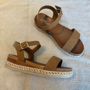 New girls size 2 brown summer sandal, hot cakes